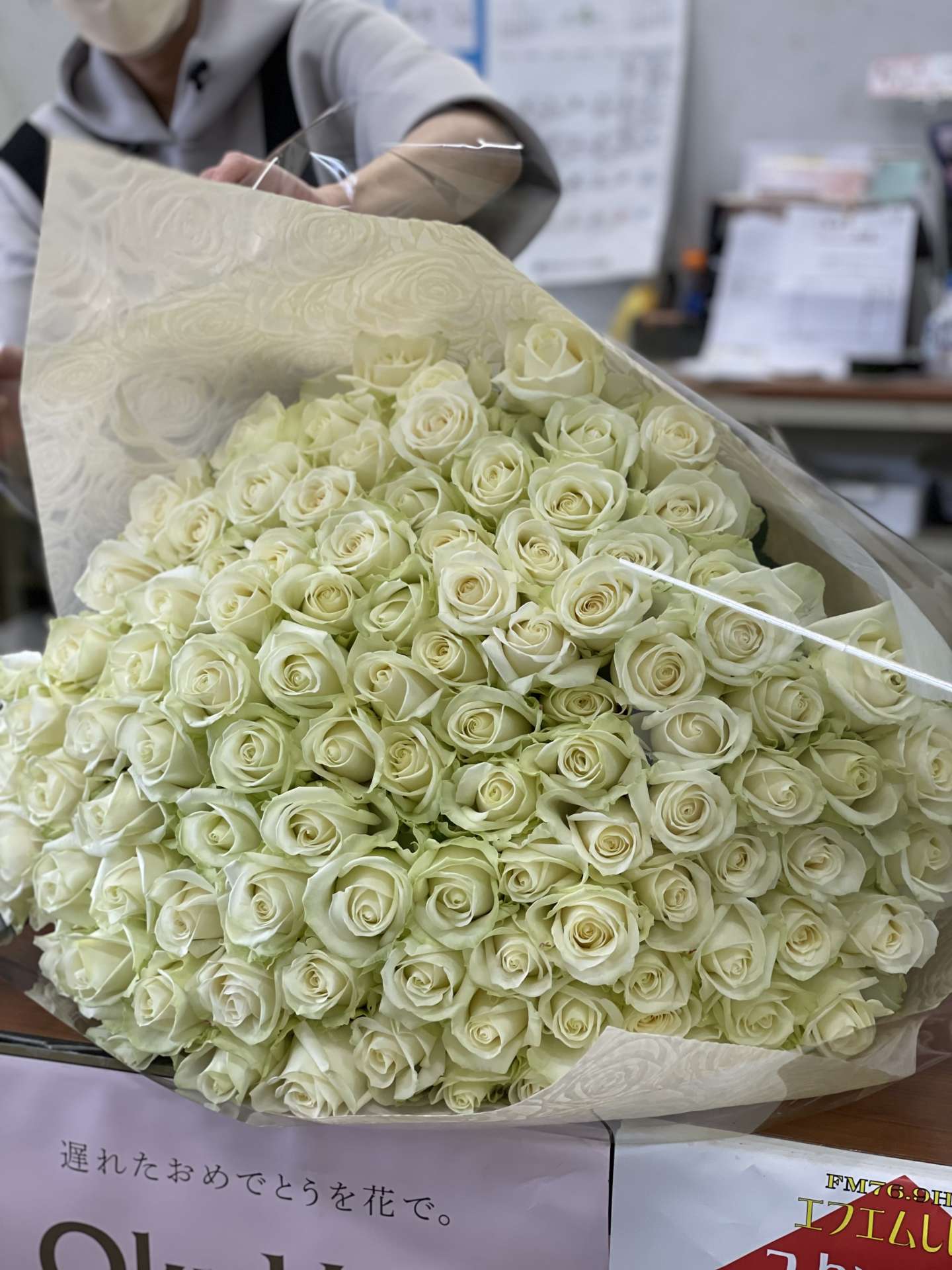 バラの花束通販専門店】白バラ108本の！！｜花プラン | 心を癒す花の